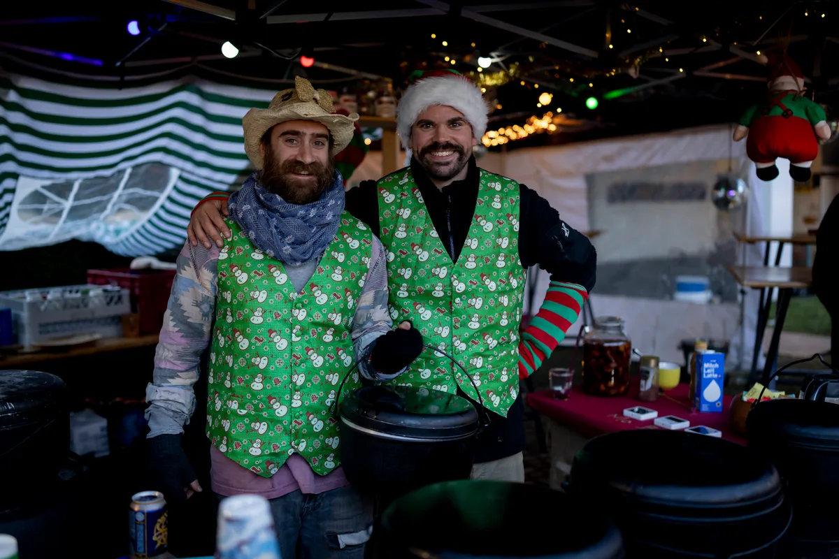 Man sieht den Trubel auf dem Uster Märt bei Nacht.